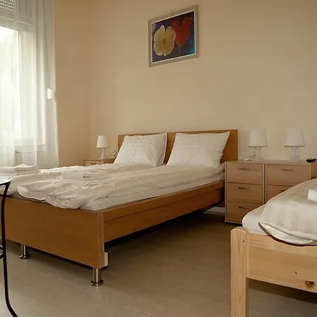 A + A Hostel *